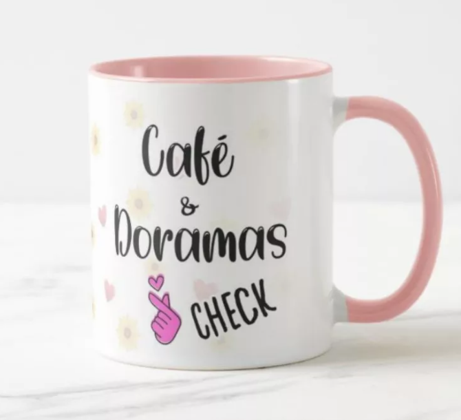 Caneca Dorama Café E Doramas Dorameira Int Rosa-3.png